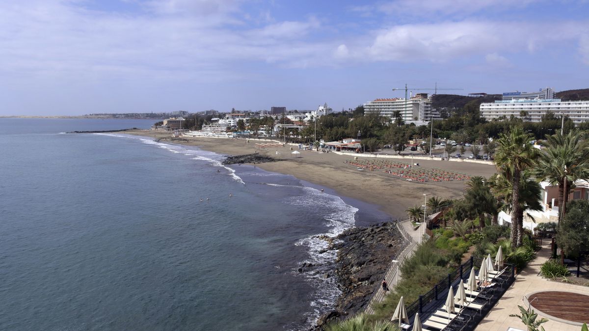 Na Kanárských ostrovech zemřeli tři lidé. Smetla je velká vlna